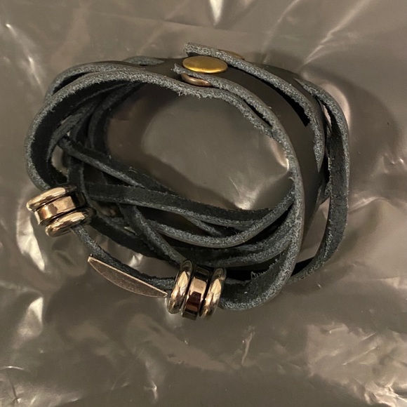 Black leather strap bracelet/cuff - Picture 5 of 8